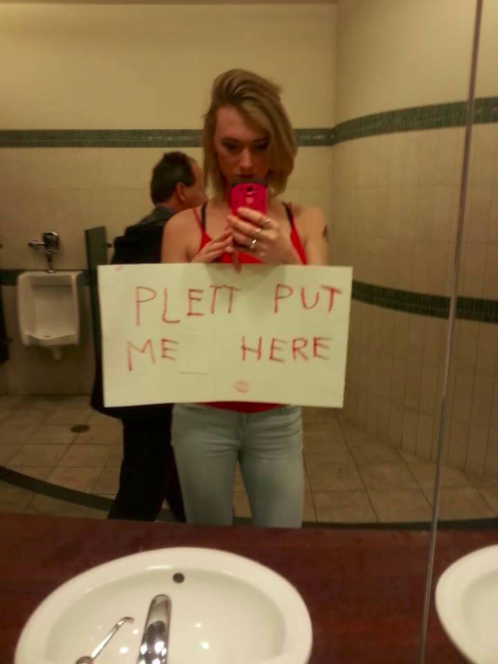 Selfie nel bagno degli uomini: la trans contro una legge ingiusta