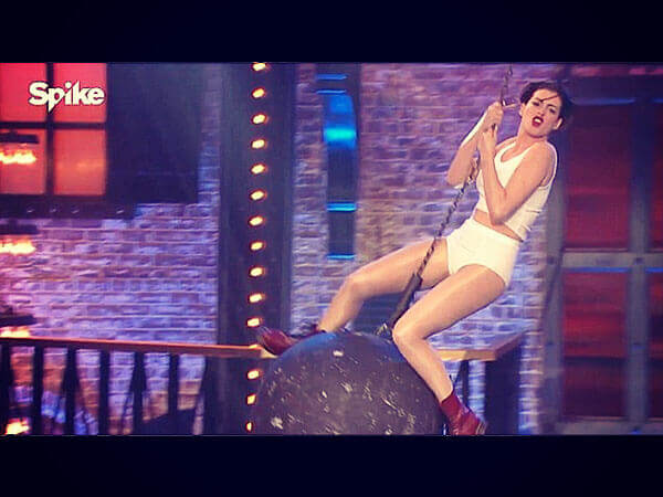 Anne Hathaway diventa Miley Cyrus. Il video dell’esibizione