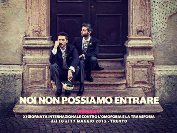 "Noi non possiamo entrare" la bellissima campagna di Arcigay Trento - arcigay trento municipio coppie BS - Gay.it