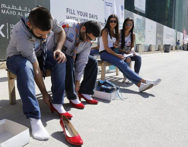 Uomini sui tacchi contro la violenza sulle donne. Accade a Beirut
