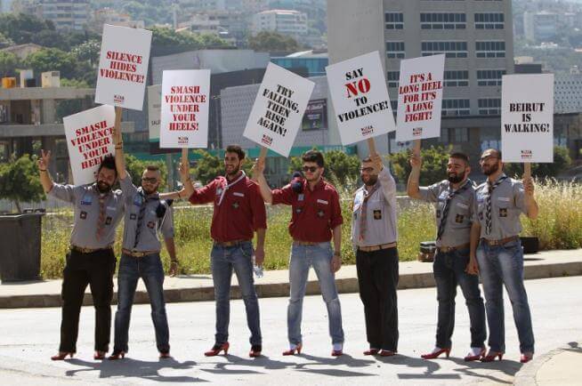 Uomini sui tacchi contro la violenza sulle donne. Accade a Beirut