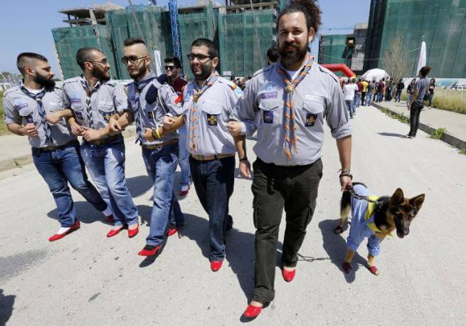 Uomini sui tacchi contro la violenza sulle donne. Accade a Beirut