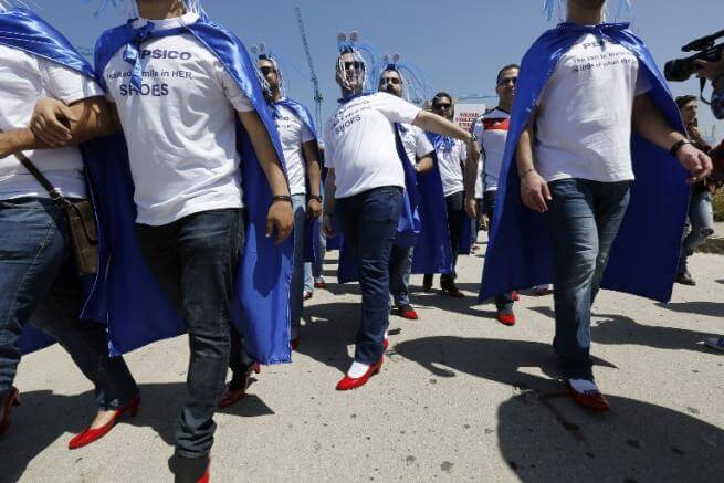Uomini sui tacchi contro la violenza sulle donne. Accade a Beirut