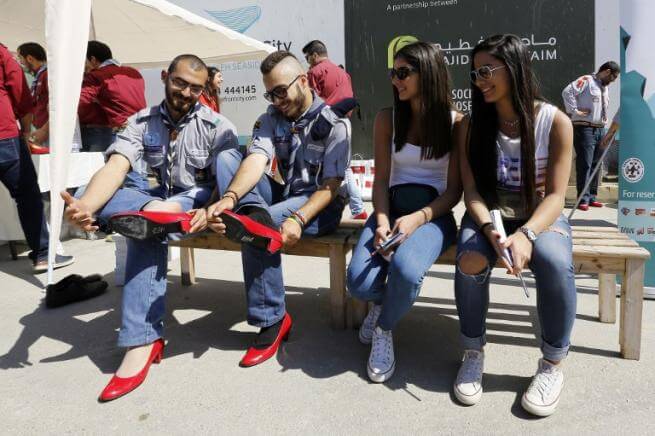 Uomini sui tacchi contro la violenza sulle donne. Accade a Beirut
