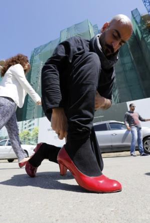 Uomini sui tacchi contro la violenza sulle donne. Accade a Beirut