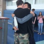 È etero, ma invita il compagno di scuola gay al ballo della scuola - Thumbnail