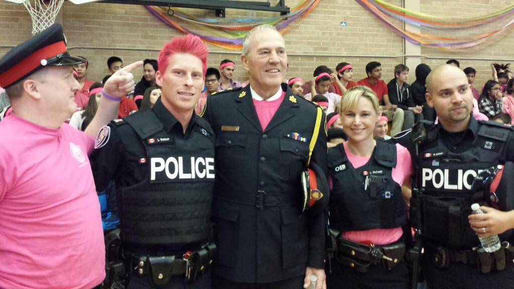 Anche il poliziotto si tinge i capelli di rosa contro l'omofobia