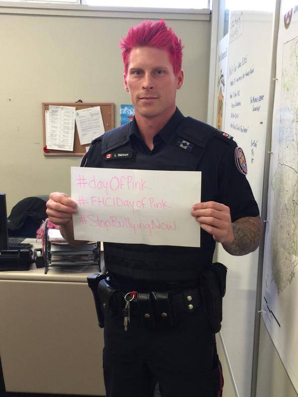 Anche il poliziotto si tinge i capelli di rosa contro l'omofobia