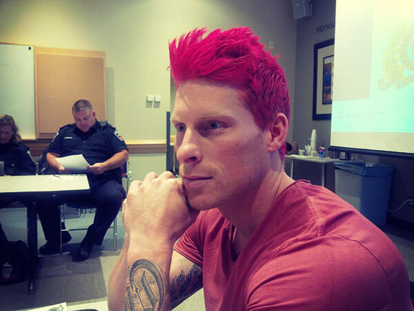 Anche il poliziotto si tinge i capelli di rosa contro l'omofobia - luke watson poliziotto capelli rosa international day of pink BS - Gay.it