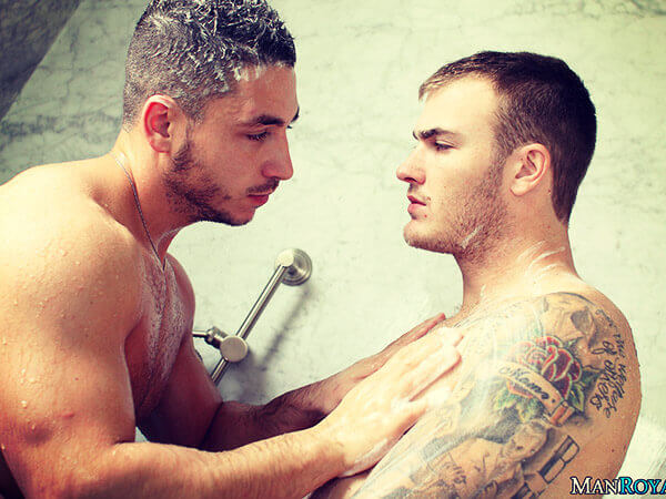 I porno gay sono tutti uguali? Questo video li riassume in un minuto