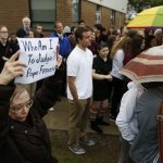 Scuola cattolica rifiuta insegnante gay: gli studenti protestano - Thumbnail