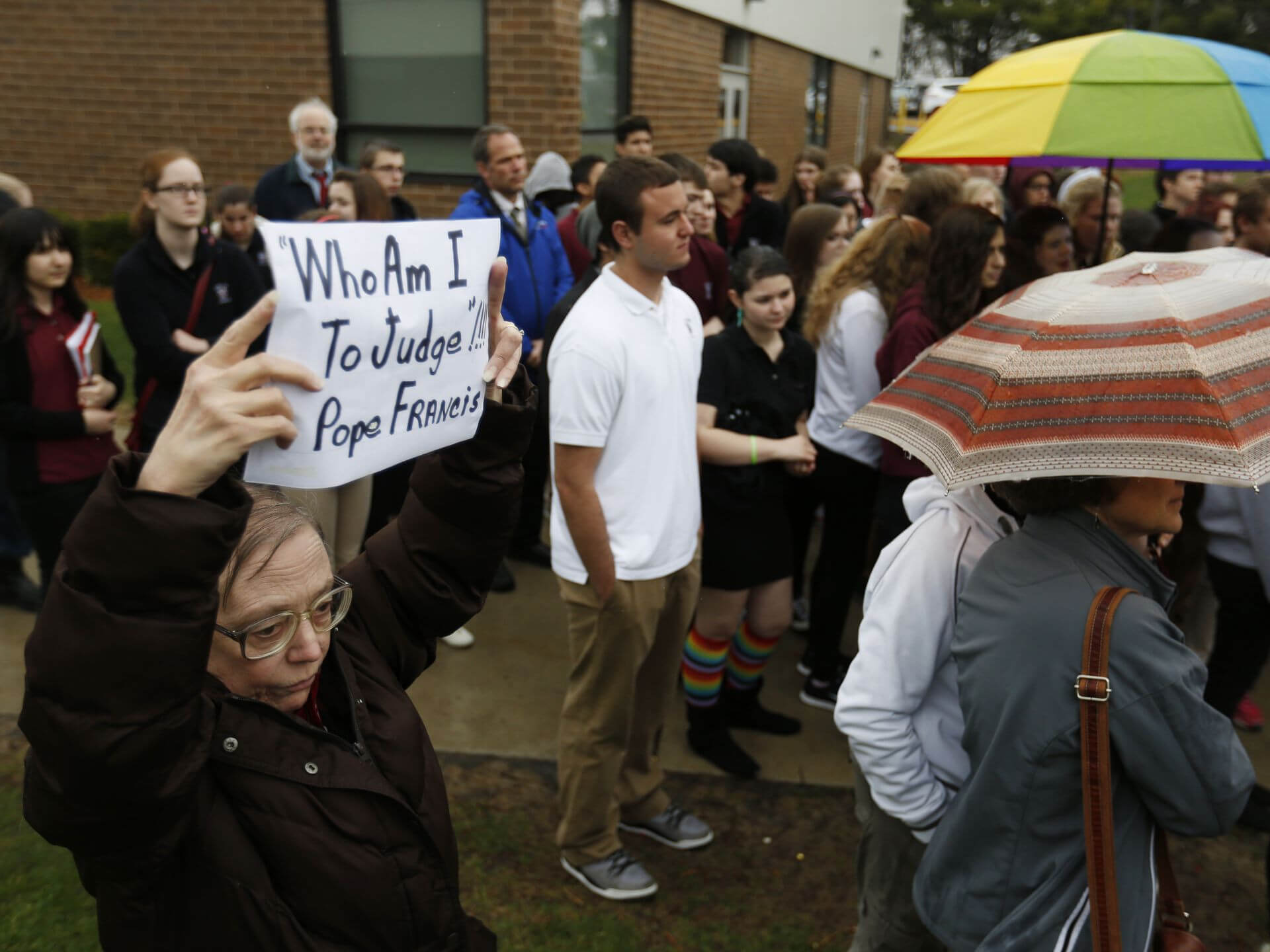 Scuola cattolica rifiuta insegnante gay: gli studenti protestano