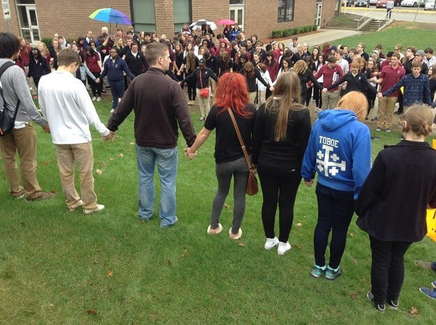 Scuola cattolica rifiuta insegnante gay: gli studenti protestano