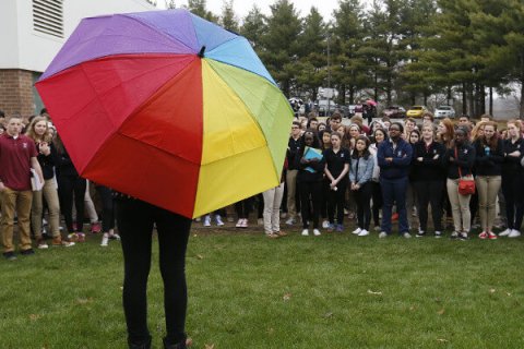 Scuola cattolica rifiuta insegnante gay: gli studenti protestano - scuola cattolica usa7 - Gay.it