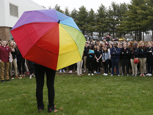 Scuola cattolica rifiuta insegnante gay: gli studenti protestano - scuola cattolica usa7 - Gay.it