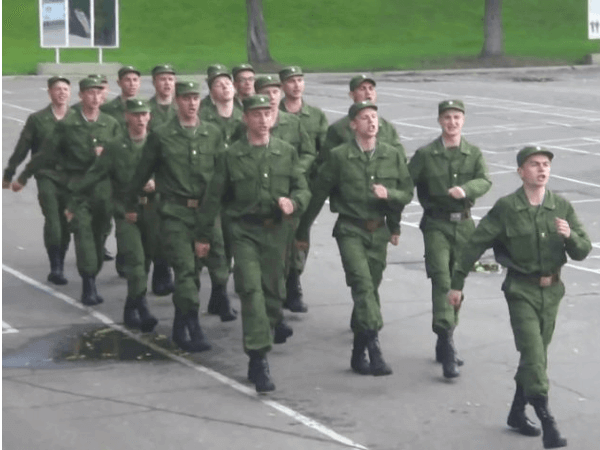 I soldati russi marciano cantando “Barbie Girl”