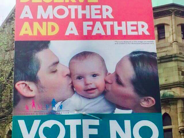 Coppia gay friendly sconfessa gli omofobi irlandesi
