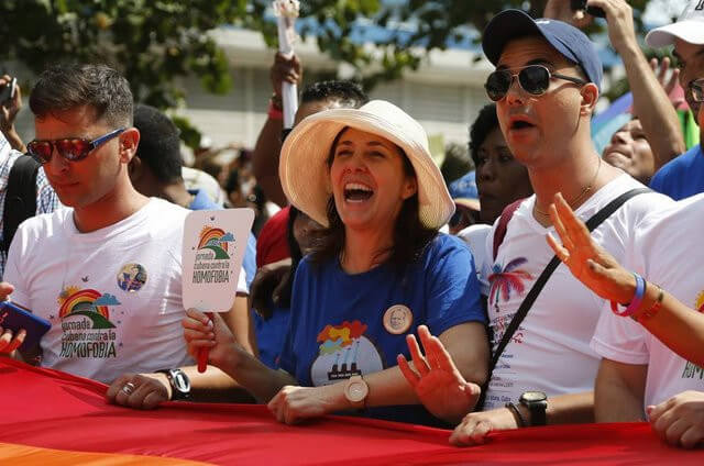 Cuba Pride: Mariela Castro apre il corteo e festeggia i matrimoni