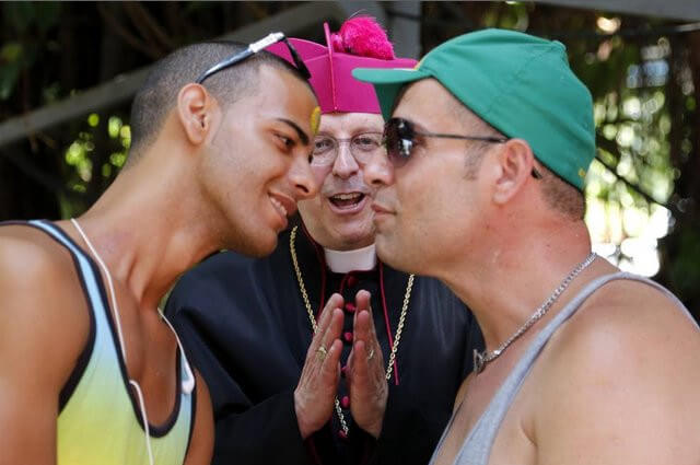 Cuba Pride: Mariela Castro apre il corteo e festeggia i matrimoni