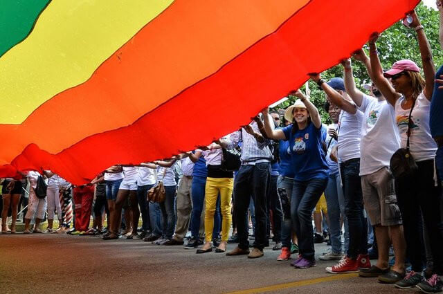 Cuba Pride: Mariela Castro apre il corteo e festeggia i matrimoni