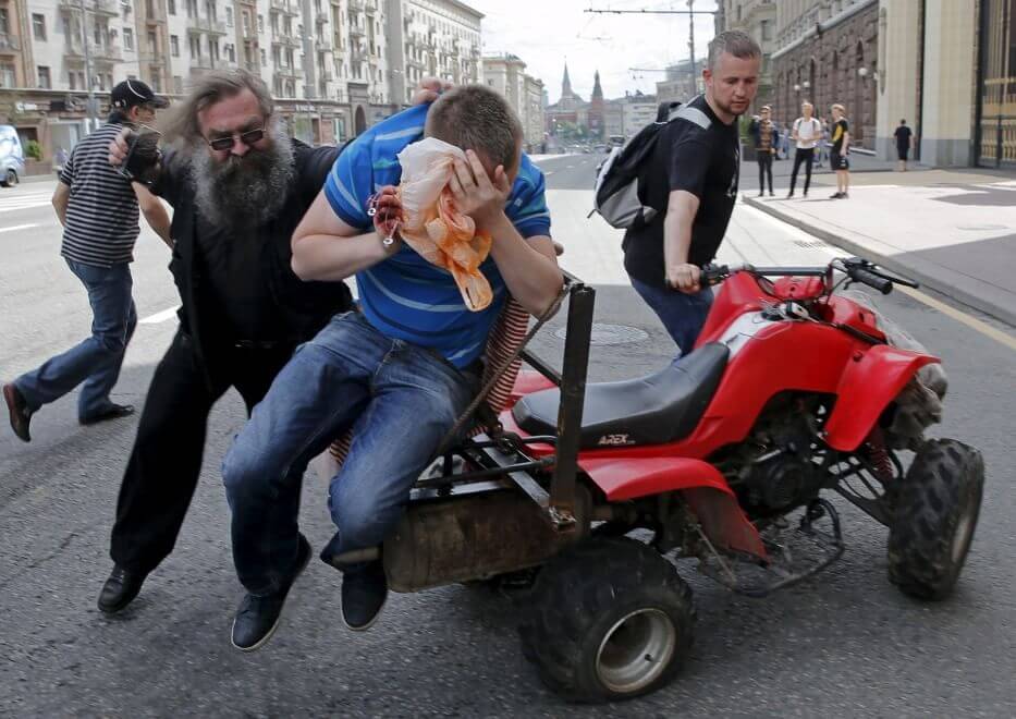 Scontri e arresti al Mosca Pride: le immagini di un finale annunciato