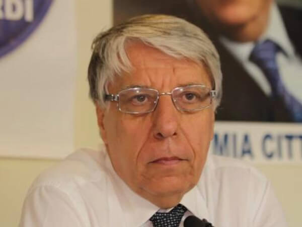 La giovanardata del giorno: coppie gay? Amicizie civilmente rilevanti