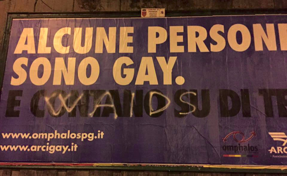 Scritte omofobe sui manifesti: Omphalos risponde così