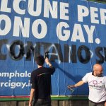 Scritte omofobe sui manifesti: Omphalos risponde così - Thumbnail