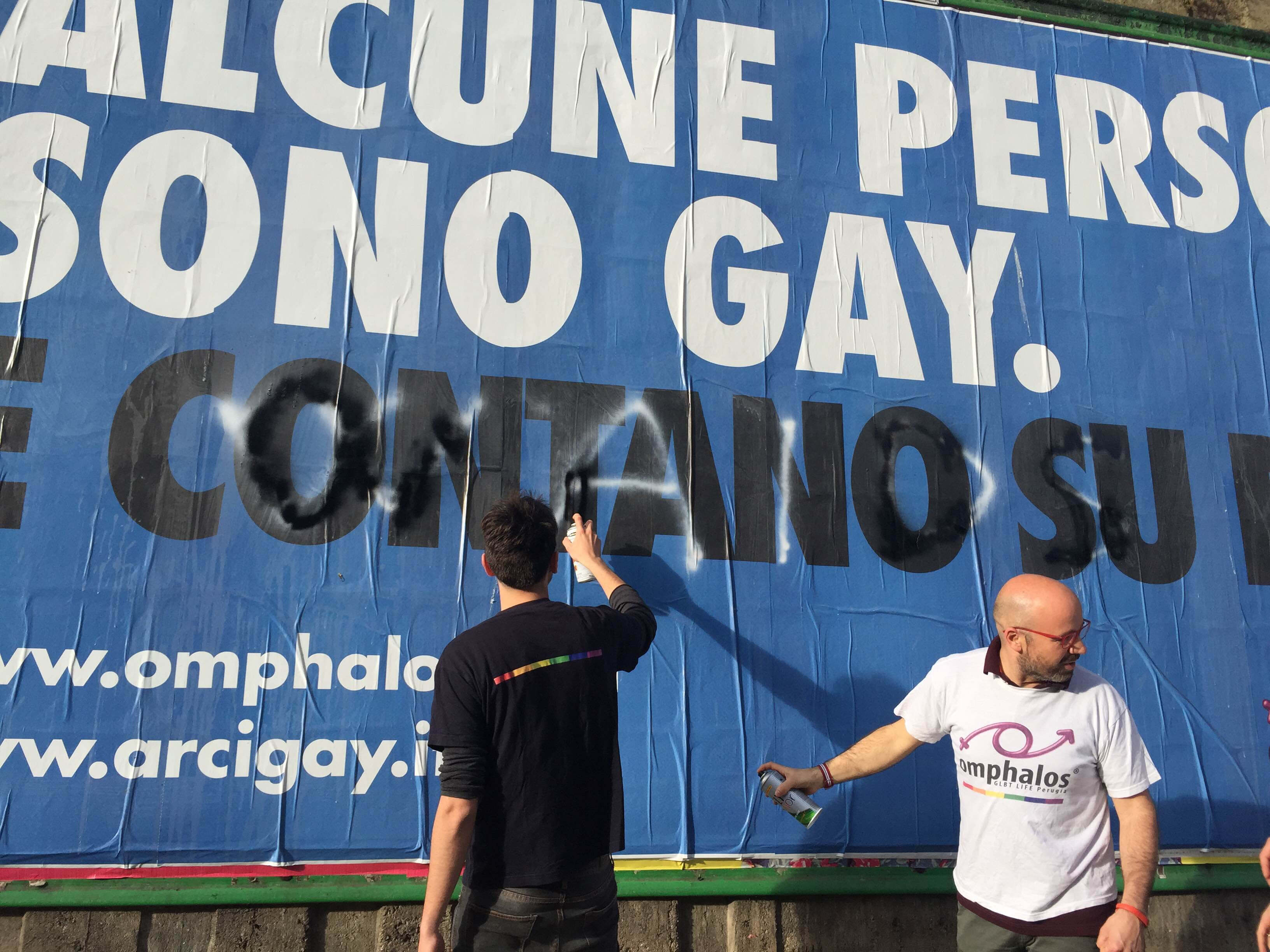 Scritte omofobe sui manifesti: Omphalos risponde così