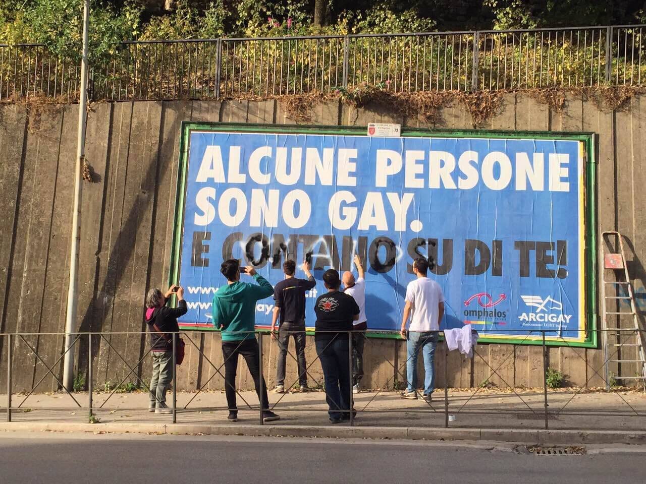 Scritte omofobe sui manifesti: Omphalos risponde così