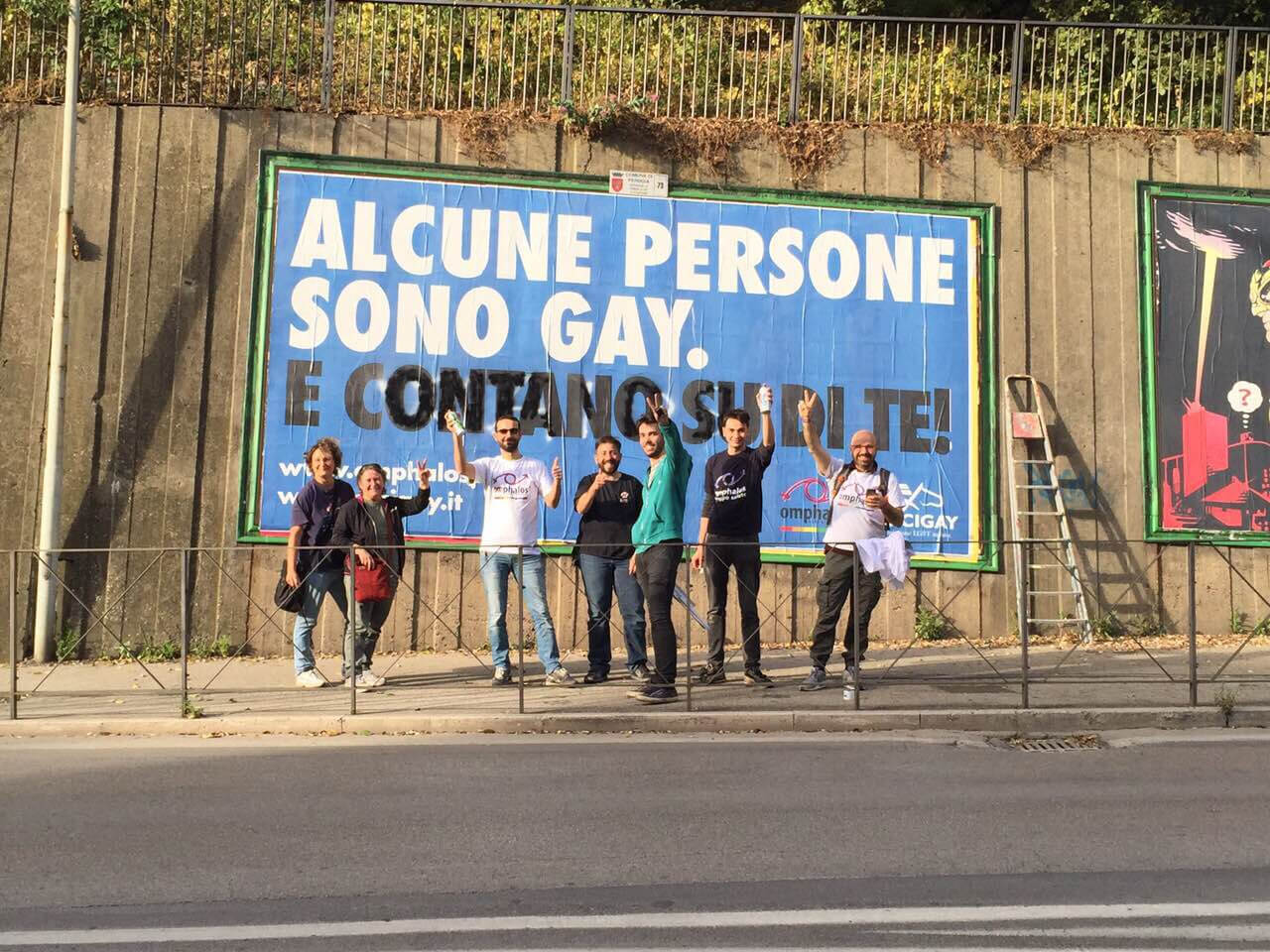 Scritte omofobe sui manifesti: Omphalos risponde così