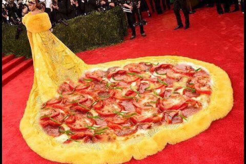L'abito pizza di Rihanna al Met Gala: e la rete impazzisce - rihanna pizza frittata - Gay.it