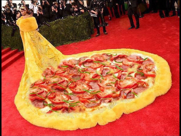 L'abito pizza di Rihanna al Met Gala: e la rete impazzisce - rihanna pizza frittata - Gay.it