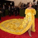 L'abito pizza di Rihanna al Met Gala: e la rete impazzisce - Thumbnail