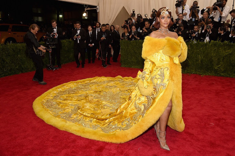 L'abito pizza di Rihanna al Met Gala: e la rete impazzisce