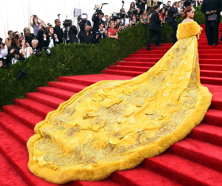 L'abito pizza di Rihanna al Met Gala: e la rete impazzisce