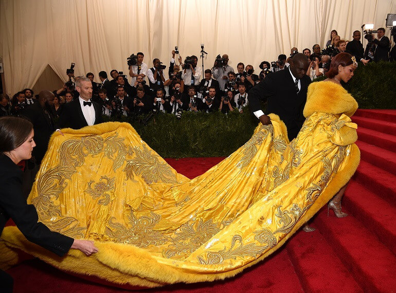 L'abito pizza di Rihanna al Met Gala: e la rete impazzisce