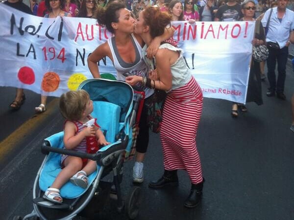 Il parlamento europeo riconosce le "famiglie lgbt" - coppia lesbica figlio 1 - Gay.it
