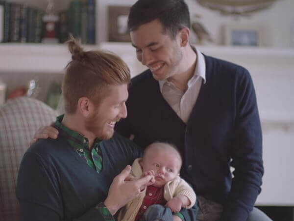 #HowWeFamily: il commovente spot Tylenol pro famiglie arcobaleno