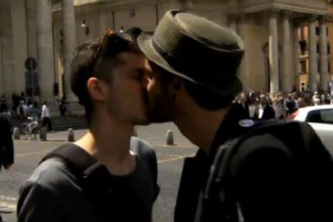 Baci gay per strada: le reazioni dei passanti nel video di Announo - video baci announo - Gay.it