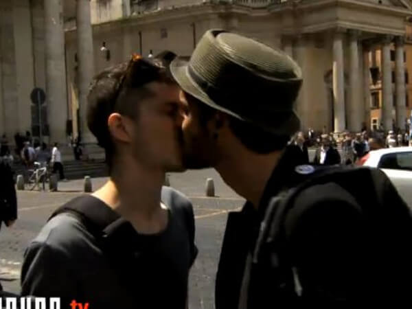 Baci gay per strada: le reazioni dei passanti nel video di Announo
