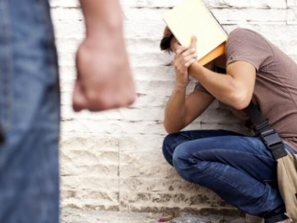 “Voi froci mi fate schifo, dovete morire”: aggressione a Piacenza
