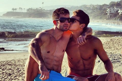 Coppia gay rimproverata in spiaggia: "Qui non potete baciarvi" - bacio spiaggia salerno 1 - Gay.it