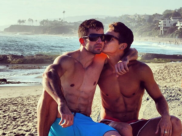 Coppia gay rimproverata in spiaggia: "Qui non potete baciarvi" - bacio spiaggia salerno 1 - Gay.it