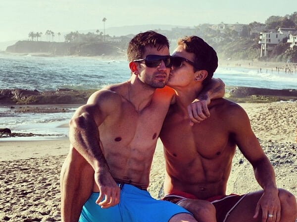 Coppia gay rimproverata in spiaggia: “Qui non potete baciarvi”