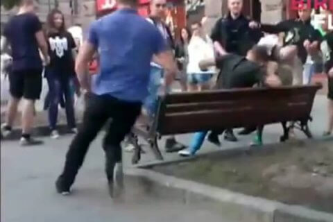 Due gay si tengono per mano in Ukraina e vengono picchiati - VIDEO - gay picchiati ukraina - Gay.it