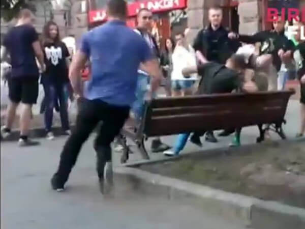 Due gay si tengono per mano in Ukraina e vengono picchiati – VIDEO