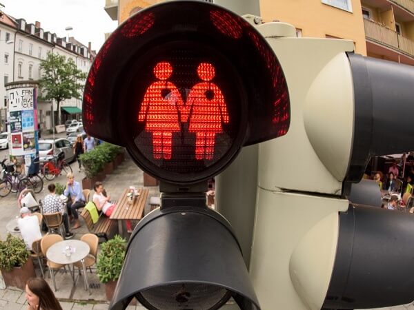 Amburgo: arrivano i "semafori rainbow", simbolo di tolleranza - gaysemafcover - Gay.it