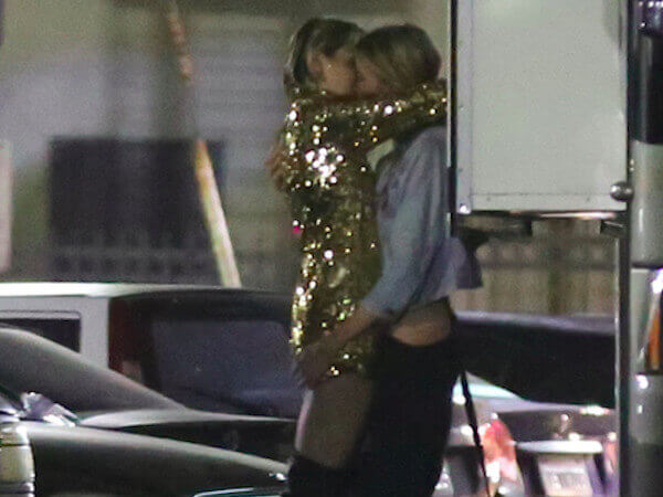 Bacio tra Miley Cyrus e Stella Maxwell: video!