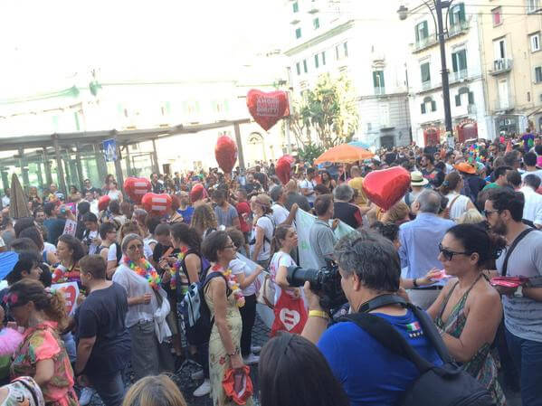 L'Onda Pride passa da Napoli e lascia una gioiosa scia rainbow - FOTO